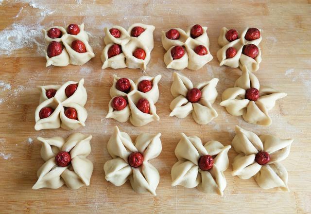 年关将至,老辈人做的几款过年馒头,漂亮简单又喜庆.