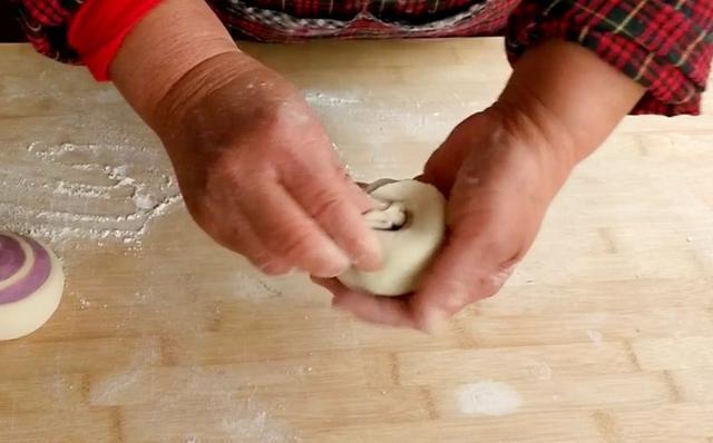 年关将至,老辈人做的几款过年馒头,漂亮简单又喜庆.