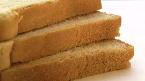 面包烤好要立即取出,烤面包后应该马上拿出来晾着吗?图1