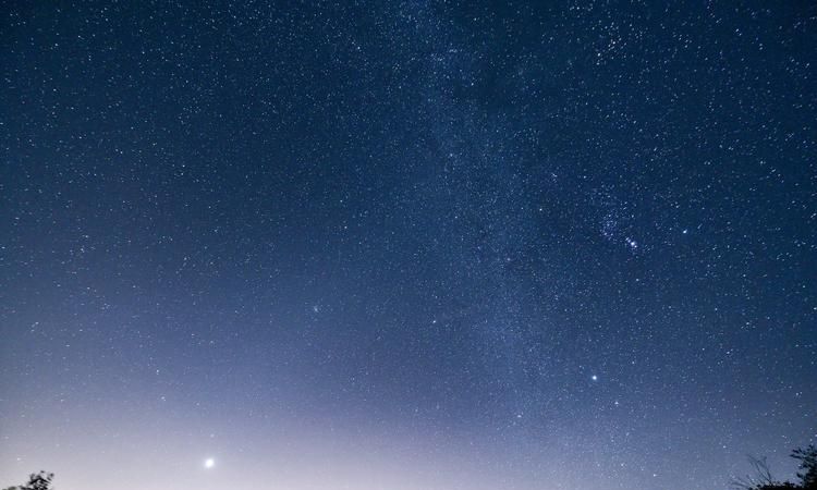 夏季凌晨一点最亮的星星是什么星