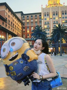 ​江疏影晒环球影城 plog 与小黄人同框合照童心满满