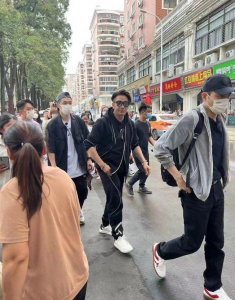 ​张智霖厦门录节目被网友偶遇 穿运动服少年感十足