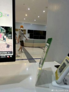 ​鹿晗现身医院做康复治疗被偶遇 疑似因膝盖受伤