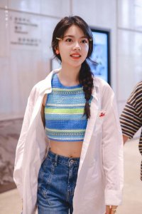 ​赵今麦录制《你好星期六》麻花辫显温柔穿针织背心秀蛮腰