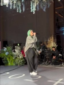 ​范晓萱一头绿发现身萧敬腾婚礼 上台现场被评胖了