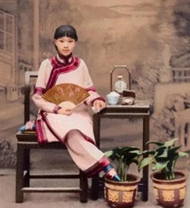 ​晚清老照片：名妓果然是名妓天姿国色，地主婆看眼神就不是个善人