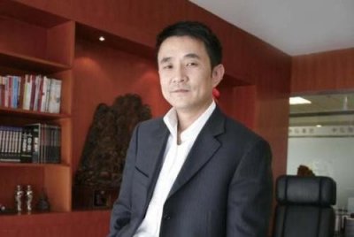 ​17岁辍学，36岁身价百亿，44岁负债800亿跑路，父亲病逝不敢回家