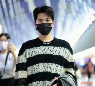 ​杨洋素颜现身机场，黑白条纹潮范足，秋日温暖肩膀引粉丝疯狂打ca