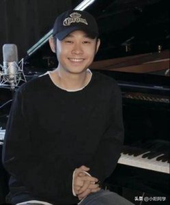 ​永远的刀郎门徒：云朵演唱会上热泪盈眶，跪地致谢