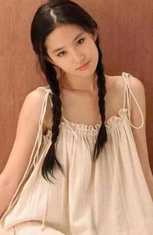 刘亦菲出道时有多撩人？演技堪称教科书版，网友：牺牲太大了