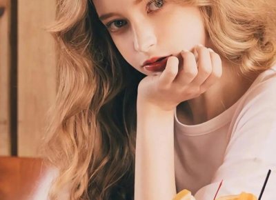 ​问女孩干嘛呢，她说玩手机怎么回