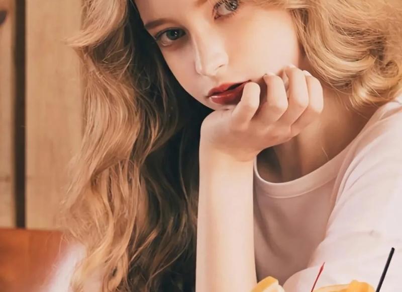 问女孩干嘛呢，她说玩手机怎么回