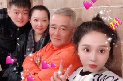 ​赵本山54岁妻子近照罕曝光，知性优雅有气质，与女儿同框状态不输