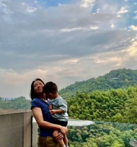 ​朱丹携家人出游，俩娃紧跟大人太可爱，周一围暖心陪伴