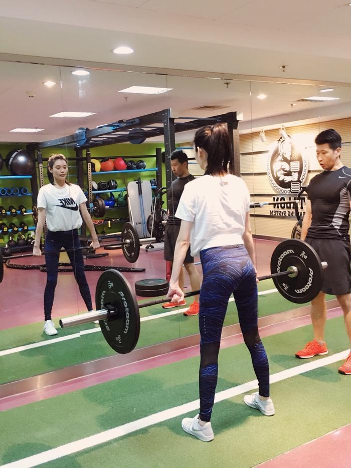 奚梦瑶晒出健身照片，身材纤细小腹平坦，简直太迷人了