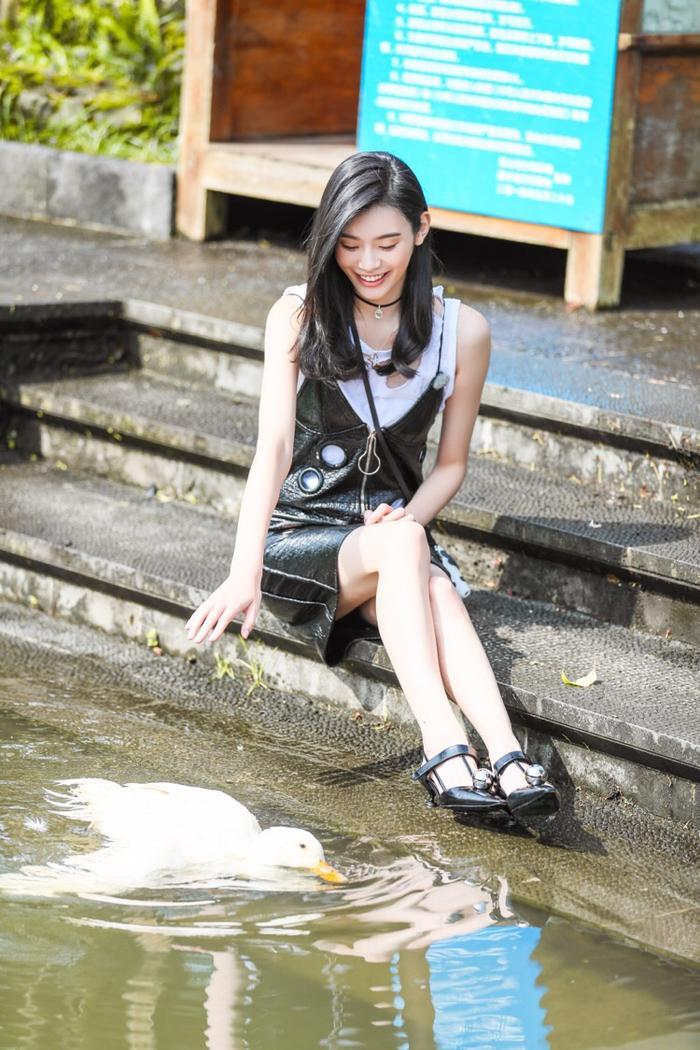 奚梦瑶晒出健身照片，身材纤细小腹平坦，简直太迷人了