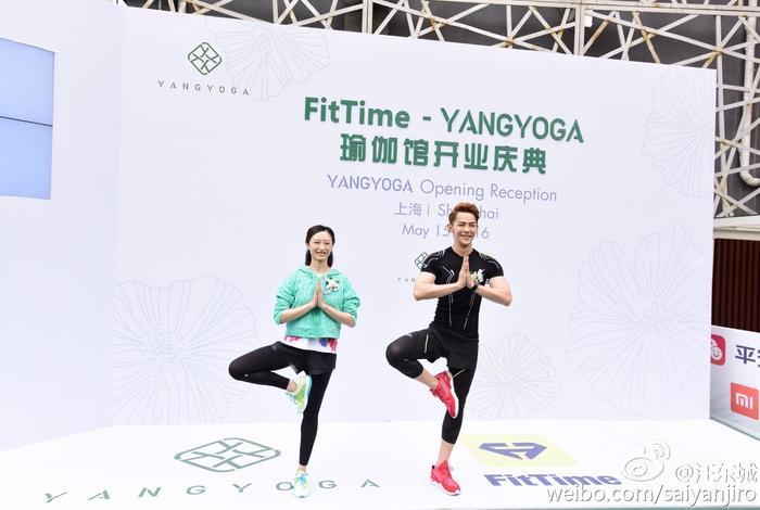 汪东城酷帅健身照：古铜色肌肉臂帅破天，瑜伽练习练的就是坚持