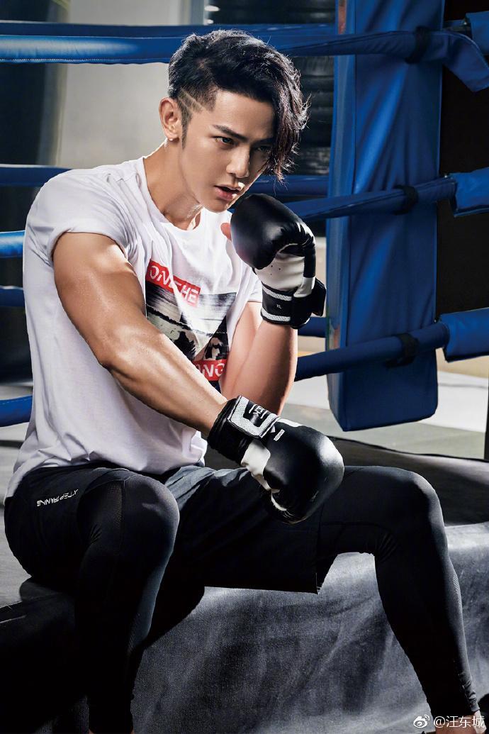 汪东城酷帅健身照：古铜色肌肉臂帅破天，瑜伽练习练的就是坚持