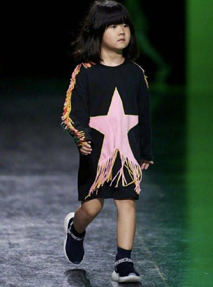 张亮女儿化身小模特，身穿流苏裙变潮童，居然才4岁