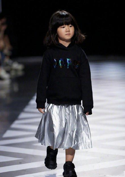 张亮女儿化身小模特，身穿流苏裙变潮童，居然才4岁