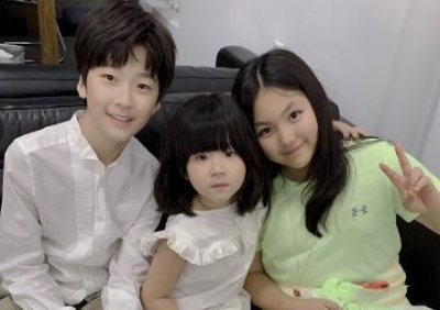 ​张亮女儿化身小模特，身穿流苏裙变潮童，居然才4岁