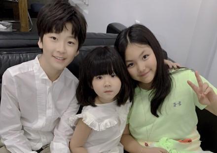 张亮女儿化身小模特，身穿流苏裙变潮童，居然才4岁