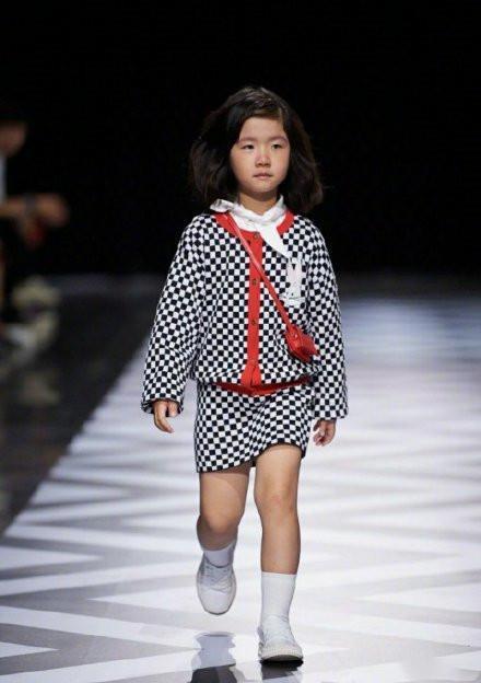 张亮女儿化身小模特，身穿流苏裙变潮童，居然才4岁