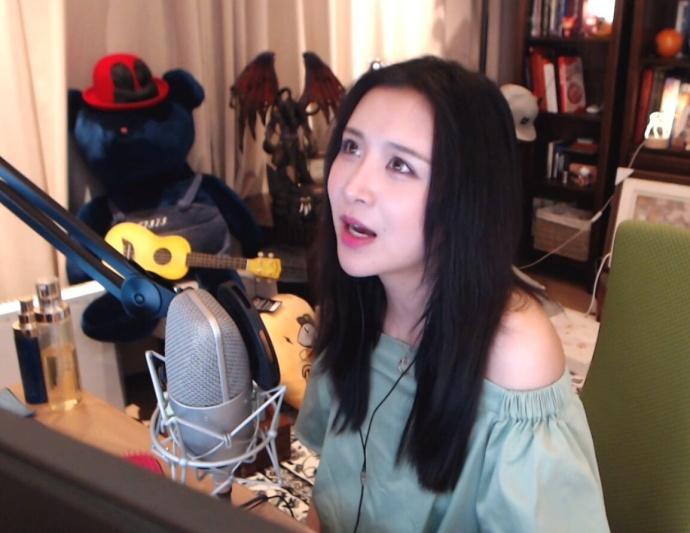 斗鱼陈一发穿漏肩装直播唱歌，网友：这种小场面也太刺激了吧！