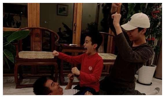 许亚军晒与同父异母的两个儿子合影，其第四任妻子颜值不输何晴