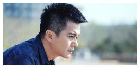 许亚军晒与同父异母的两个儿子合影，其第四任妻子颜值不输何晴