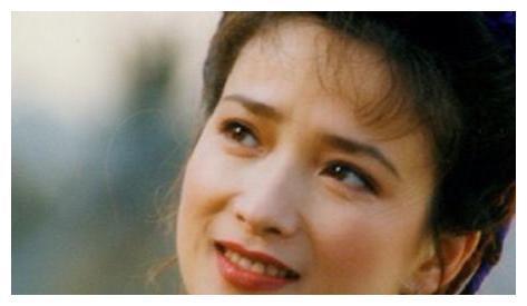 许亚军晒与同父异母的两个儿子合影，其第四任妻子颜值不输何晴