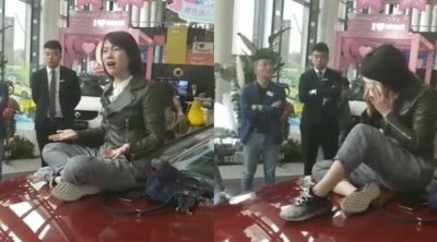 ​奔驰女车主被控诉（奔驰女车主与媒体人互怼3天）