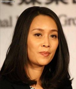 ​经过润色后，主为：“那英感情历程波折，曾历经几段婚姻，微博大V曝光其婚姻