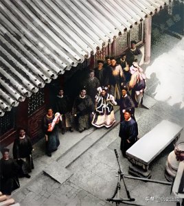 ​100年前清朝老照片：慈禧摇手绢朝老外打招呼，刽子手展示刀多快