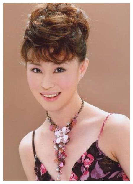 她是国家一级演员,曾9次登上春晚,嫁给老师未婚先育却被抛弃