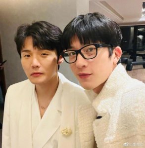 ​李荣浩晒井柏然做的甜点 井柏然：今晚鸡脚锅走起