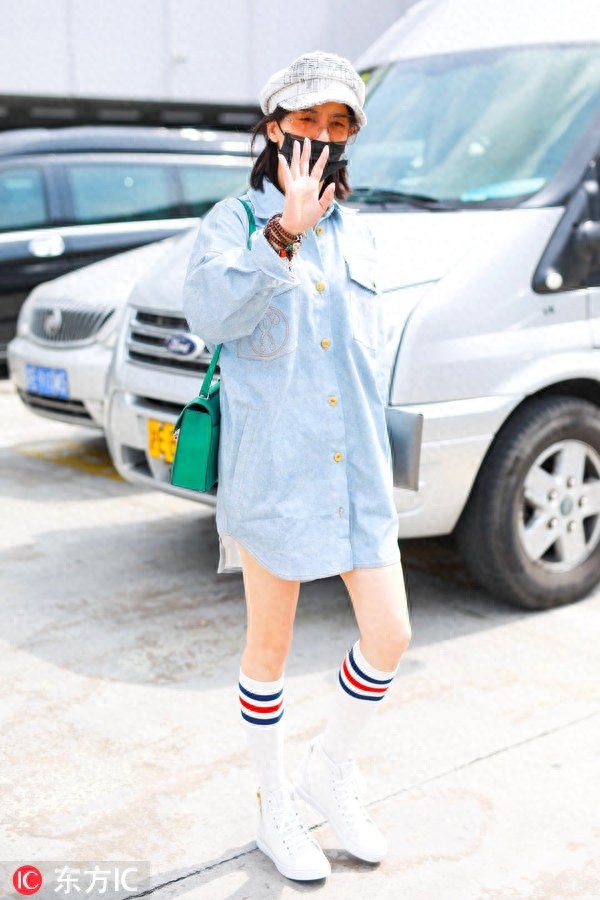 黄圣依素颜肌肤透亮水嫩，穿肥大牛仔衫秀美腿，衣品终于有提升