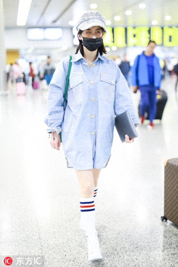 黄圣依素颜肌肤透亮水嫩，穿肥大牛仔衫秀美腿，衣品终于有提升