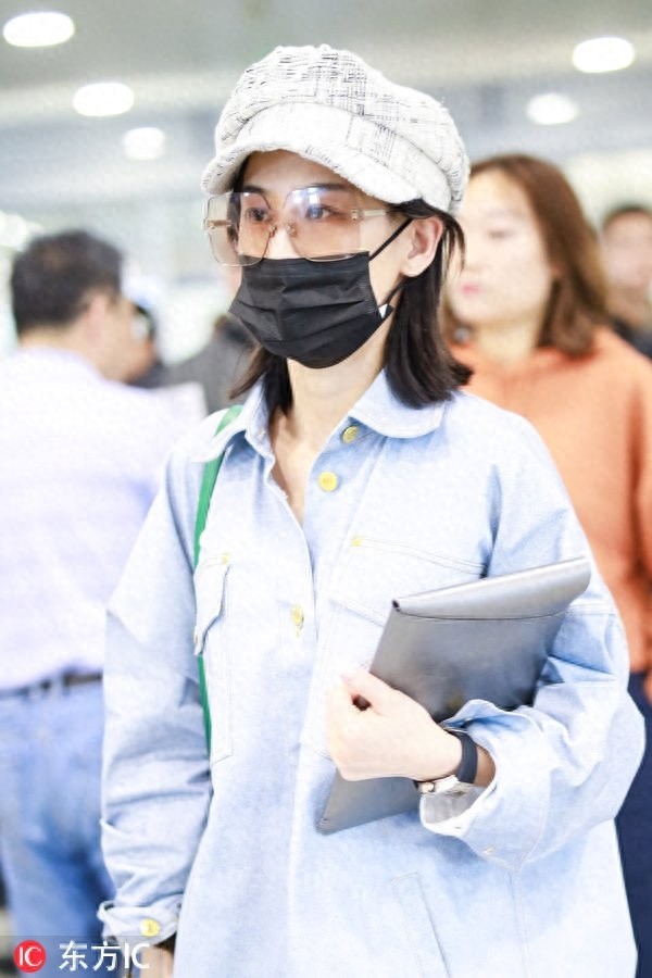 黄圣依素颜肌肤透亮水嫩，穿肥大牛仔衫秀美腿，衣品终于有提升