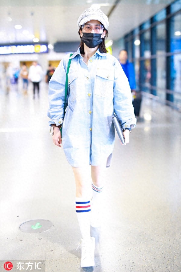 黄圣依素颜肌肤透亮水嫩，穿肥大牛仔衫秀美腿，衣品终于有提升