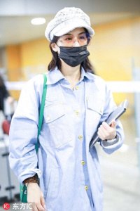 ​黄圣依素颜肌肤透亮水嫩，穿肥大牛仔衫秀美腿，衣品终于有提升