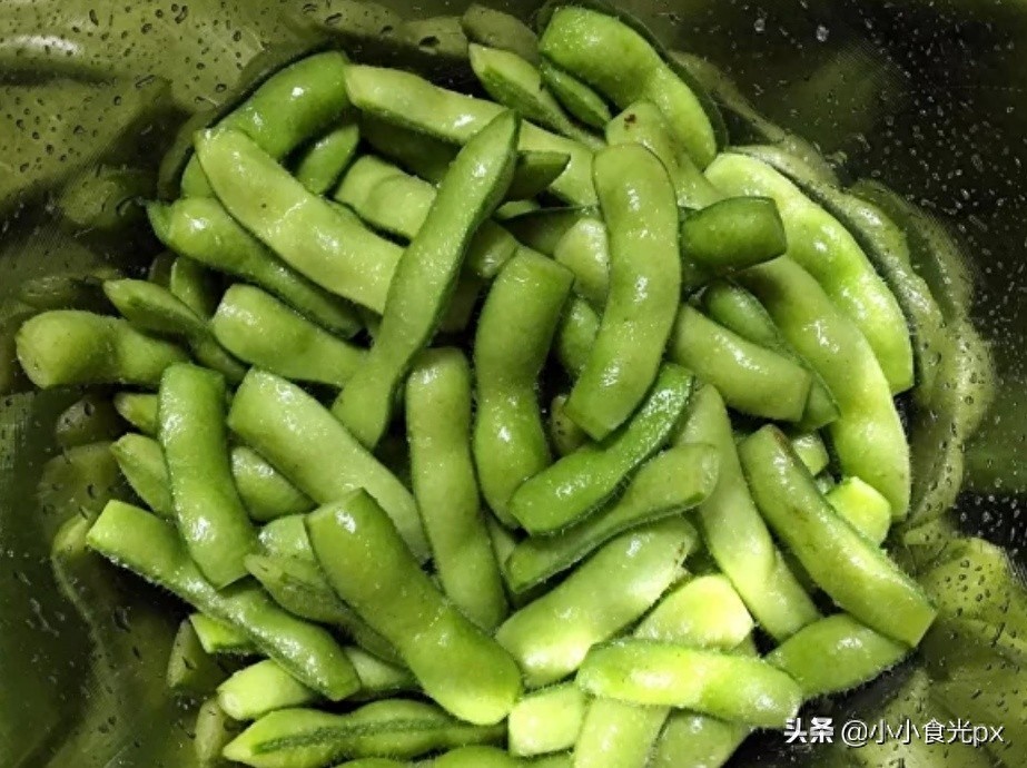 教你做水煮毛豆，香辣爽口，翠绿不发黑，比大排档做的还好吃