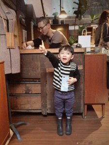 ​苏打绿刘家凯的儿子很黏吴青峰，他俩也常在微博上互相调侃！