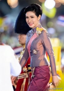 ​泰国诗妮娜贵妃摸到过的泰国王室珠宝…