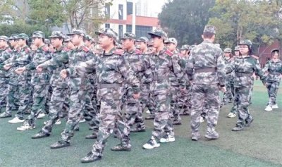 ​增强学生爱国主义和集体主义观念！广安友谊中学（高中部）1100余名学生接受军