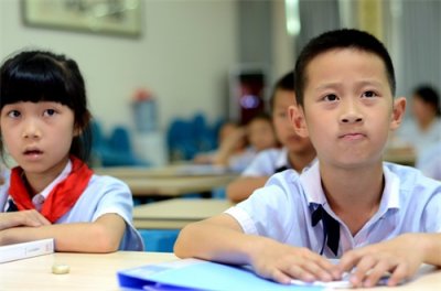 ​德阳市一小二年级八班开展“亲子诵读书香满园”活动