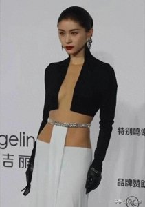 37岁王子文穿性感内衣上《男人装》,为何这次却不敢“真空”上阵