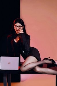 ​性感黑丝：时尚界的神秘魅力，让你瞬间成为焦点！