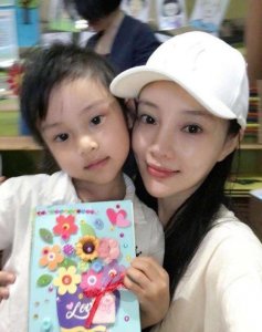 9岁甜馨登台独奏,演奏全场最难钢琴曲,李小璐自称激动想落泪